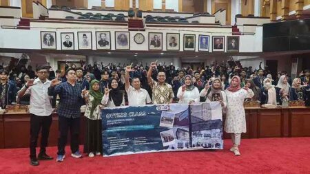 SMA Labschool Unesa 1 Belajar Politik di DPRD Surabaya Foto BeritaJatim.com