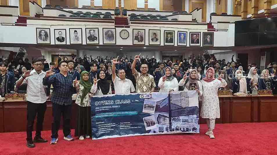 SMA Labschool Unesa 1 Belajar Politik di DPRD Surabaya Foto BeritaJatim.com