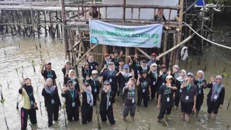 Unesa Dorong Generasi Muda Lestarikan Lingkungan Lewat Aksi Nyata di Wonorejo Foto BeritaJatim.com