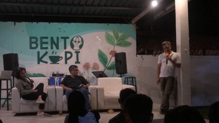 Rocky Gerung Ajak Pemuda Surabaya Pilih Pemimpin dengan Nalar Kritis Foto BeritaJatim.com