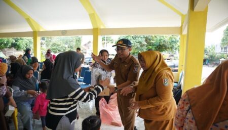DKP2P Tuban Salurkan Ratusan Paket Stunting di Semanding Tuban Dinas Ketahanan Pangan, Pertanian, dan Perikanan (DKP2P) Kabupaten Tuban saat menyerahkan paket stunting di Kecamatan Semanding.