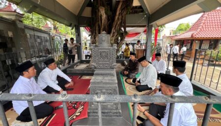 Peringati Hari Jadi Tuban, Pjs Bupati Ziarah Makam Leluhur Foto BeritaJatim.com