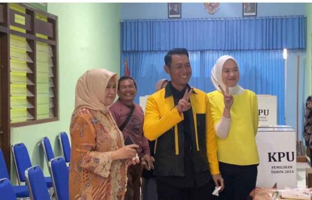 Datang ke TPS Bersama Keluarga, Mas Lindra Optimis Menang Pilkada Tuban 2024 Foto BeritaJatim.com