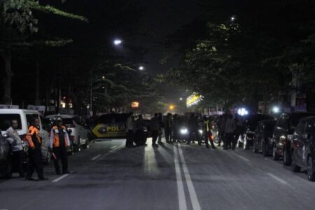 Jelang Debat Ketiga Pilkada Bojonegoro 2024, Jalan Veteran Disterilkan Foto BeritaJatim.com