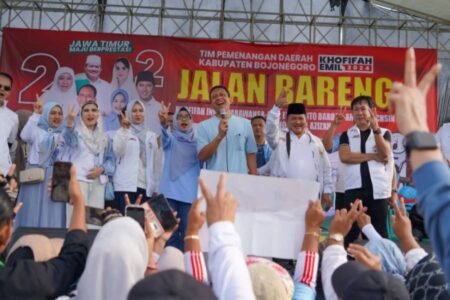 Khofifah-Emil dan Wahono-Nurul Mlaku Bareng Ribuan Warga Bojonegoro Foto BeritaJatim.com