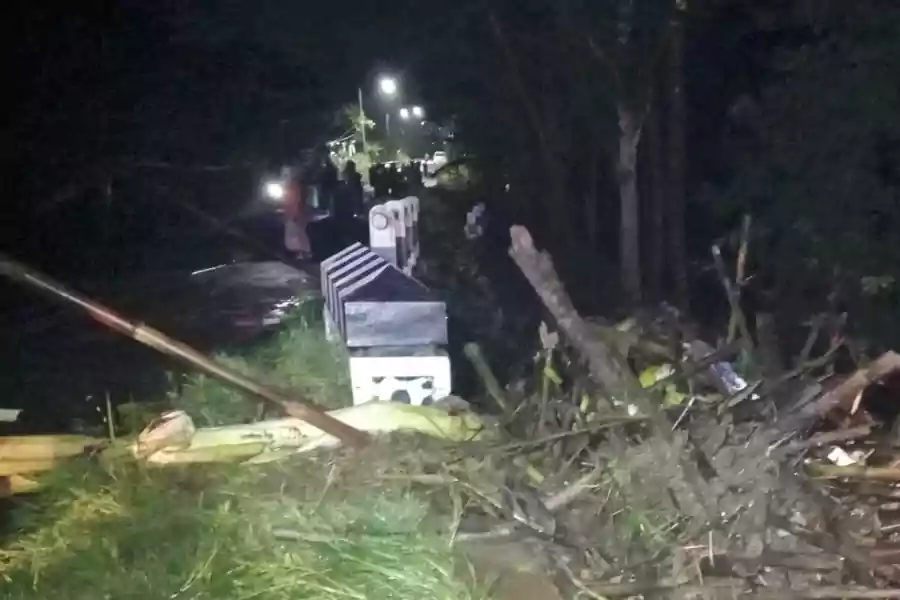 Fondasi Jembatan di Donomulyo Malang Jebol Diterjang Banjir Foto BeritaJatim.com