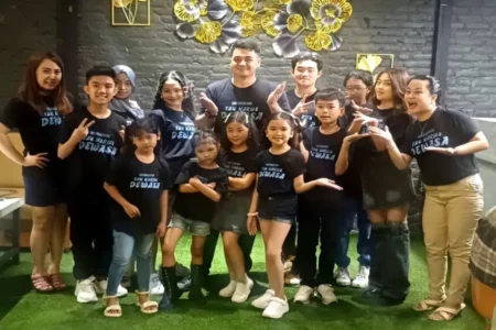 Jerry Intveld Beradu Akting dengan Aktor Junior Surabaya di Film ‘Tak Harus Dewasa’ Foto BeritaJatim.com