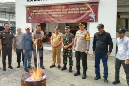 Cegah Penyalahgunaan, KPU Lamongan Musnahkan Surat Suara Berlebih Foto BeritaJatim.com