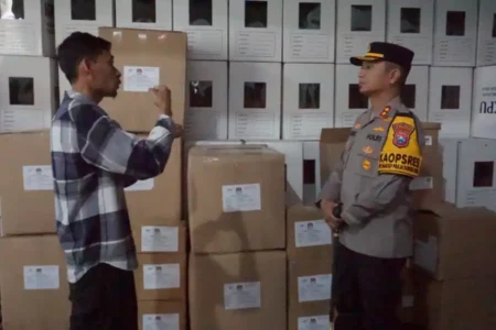 Kapolres Mojokerto Kota Cek Gudang Logistik KPU foto beritajatim
