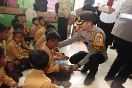Kapolres Tuban Berikan Makan Siang Bergizi dan Santunan di SDN Gemulung III Foto BeritaJatim.com