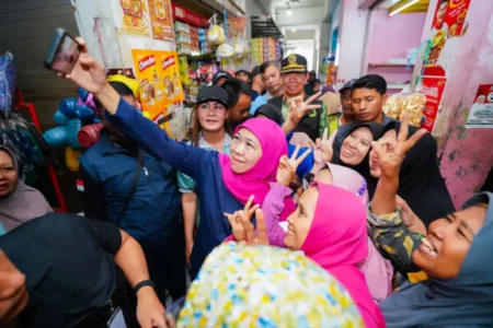 Blusukan ke Pasar Paing Rungkut, Khofifah Bicara Kampanye Akbar di Jember Foto BeritaJatim.com
