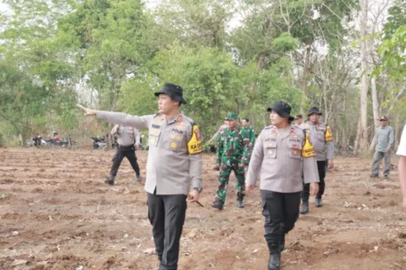 Kapolres Lamongan Survei Lahan di Desa Wanar untuk Dukung Program Ketahanan Pangan Nasional Kapolres Lamongan