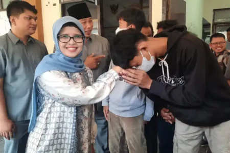 Cabup Blitar Mak Rini Pilih Maafkan Remaja Perusak Baliho Foto BeritaJatim.com