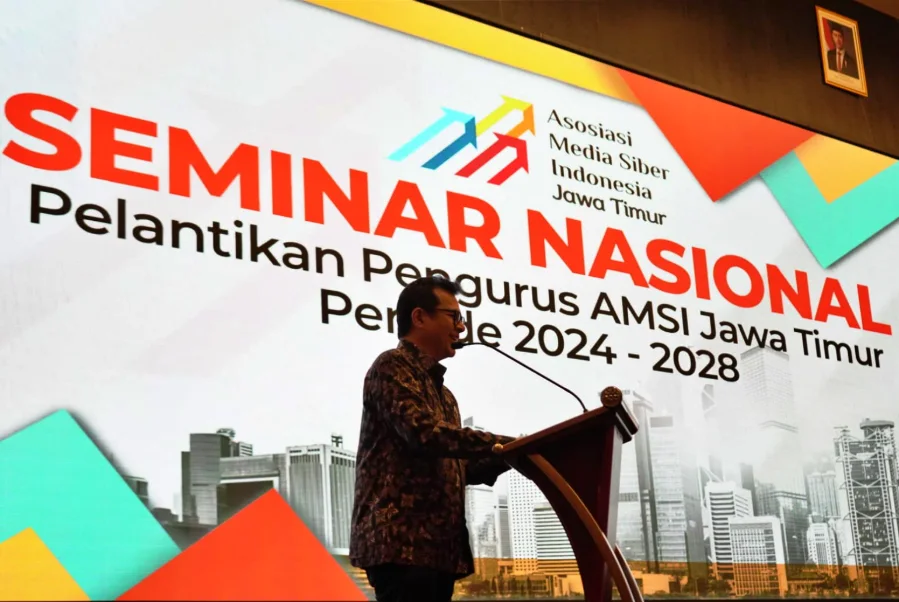 Wamen Komdigi Lantik Pengurus AMSI Jatim 2024-2028: Transformasi Digital dan Outlook Ekonomi Indonesia 2025 Foto BeritaJatim.com