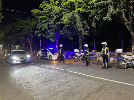 Tim Elang Polres Sumenep Tilang Pengendara Sepeda Motor Knalpot Brong foto beritajatim