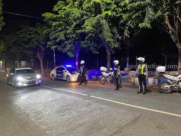 Tim Elang Polres Sumenep Tilang Pengendara Sepeda Motor Knalpot Brong foto beritajatim