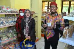 Caption foto : Calon bupati petahana, Ach. Fauzi Wongsojudo beserta istri saat mengunjungi sentra UMKM Sumenep
