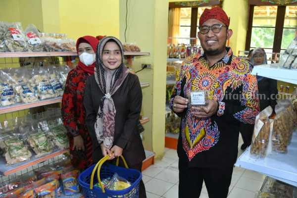 Caption foto : Calon bupati petahana, Ach. Fauzi Wongsojudo beserta istri saat mengunjungi sentra UMKM Sumenep