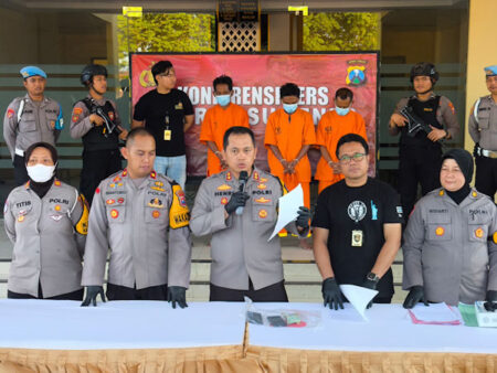 Tiga Warga Sumenep Judi Online di Warkop, Dibekuk Polisi Foto BeritaJatim.com