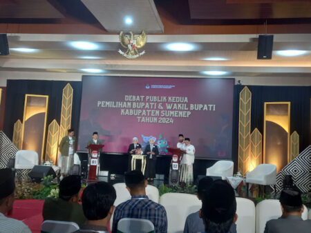 Debat Publik Kedua Pilkada Sumenep : Paslon ‘Final’ Janjikan Peningkatan Kualitas Layanan Puskesmas, Paslon ‘Faham’ Unggulkan Pertanian Berbasis Terbarukan Foto BeritaJatim.com