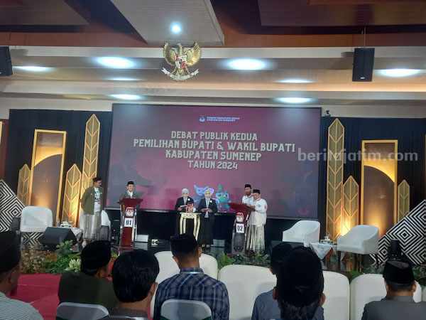 Debat Publik Kedua Pilkada Sumenep : Paslon ‘Final’ Janjikan Peningkatan Kualitas Layanan Puskesmas, Paslon ‘Faham’ Unggulkan Pertanian Berbasis Terbarukan Foto BeritaJatim.com