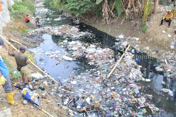 Hari Pahlawan, Pegiat Lingkungan Sumenep Bersih-bersih Sungai Foto BeritaJatim.com