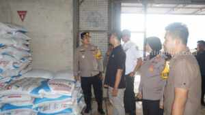 Polres Sumenep dan KP3 Sidak Gudang Penyangga Pupuk di Saronggi Foto BeritaJatim.com