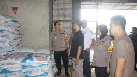 Polres Sumenep dan KP3 Sidak Gudang Penyangga Pupuk di Saronggi Foto BeritaJatim.com