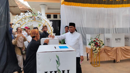 Jadi yang Pertama, Bupati Sumenep Nyoblos di TPS 001 Foto BeritaJatim.com