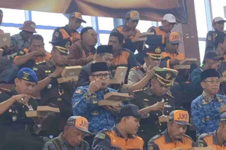 Peringatan HUT Korpri ke-53, Pj Wali Kota Mojokerto Makan Bareng Tukang Becak dan Petugas Jalan Foto BeritaJatim.com