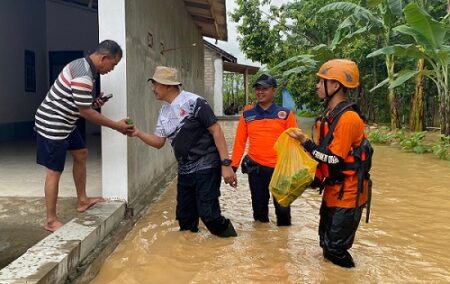 Ratusan Keluarga di Kecamatan Tempurejo Jember Terdampak Banjir Foto BeritaJatim.com