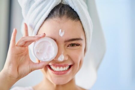 Tips Merawat Wajah, Mulai dari Skincare hingga Ganti Sarung Bantal