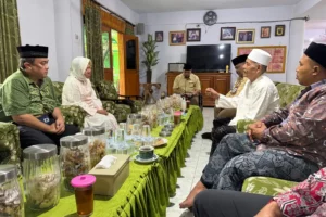 Ke Ponpes Sunan Drajat Lamongan, Risma Dapat Petuah dari Kiai Ghofur Foto BeritaJatim.com