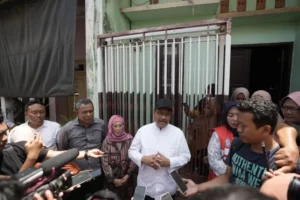 Mensos RI Gus Ipul Temukan Satu Keluarga dengan 4 Anak Berkebutuhan Khusus Tak Terima Manfaat PKH di Surabaya Foto BeritaJatim.com