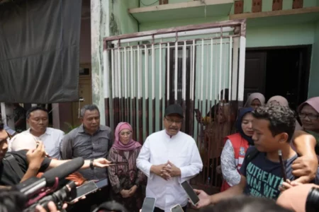 Mensos RI Gus Ipul Temukan Satu Keluarga dengan 4 Anak Berkebutuhan Khusus Tak Terima Manfaat PKH di Surabaya Foto BeritaJatim.com