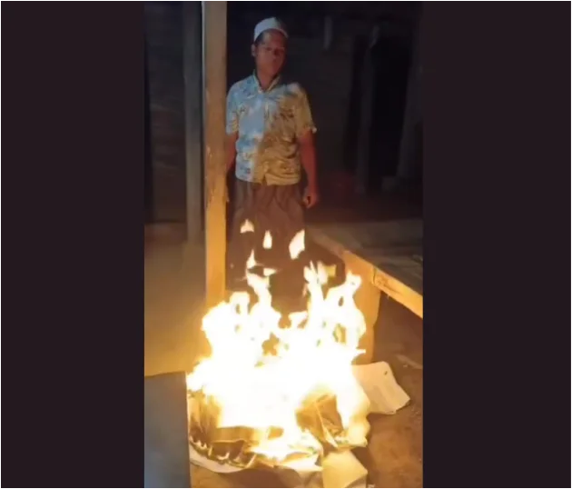 Viral, Pria Diduga Anggota PPS di Bangkalan Bakar C Plano Foto BeritaJatim.com