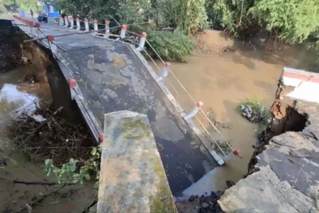 Jembatan Antar Desa di Ngawi Putus Akibat Banjir, Warga Terisolir Foto BeritaJatim.com