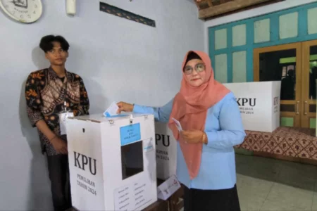 Bunda Nanik Sumantri Nyoblos, Optimis Hasil Terbaik Pilbup Magetan Foto BeritaJatim.com