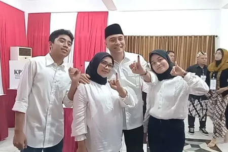 Kesenian Hadrah Iringi Eri Cahyadi Nyoblos di TPS 4 Karah Bersama Keluarga Foto BeritaJatim.com