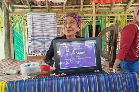 Amartha Beri Penghargaan Perajin Kain Tenun Satu-satunya di Banyuwangi Foto BeritaJatim.com