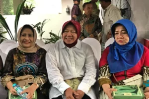 Sebelum Nyoblos, Risma Sarapan Nasi Kotak Bersama Warga Jajar Tunggal Surabaya Foto BeritaJatim.com