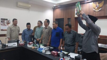Harapan Bertepuk Sebelah Tangan, 7 Anggota Pansus Pilkada Jember Bersumpah Sendiri di Bawah Alquran Foto BeritaJatim.com
