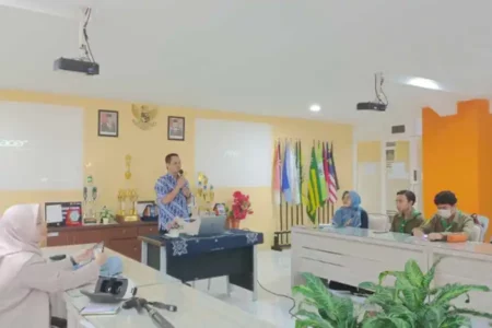 Unesa Tingkatkan Kemandirian Ekonomi Komunitas Tuli Gresik lewat Pelatihan Digital Marketing Foto BeritaJatim.com