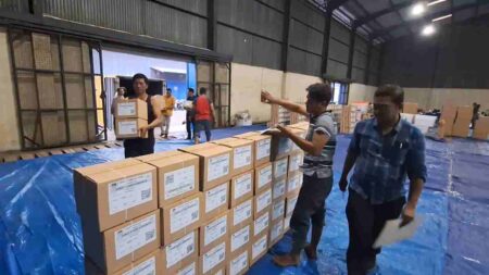 Suara suara Pilgub Jatim 2024 tiba di gudang Perum Bulog Kantor Cabang Surabaya Selatan di Jalan RA Basuni, Kecamatan Sooko, Kabupaten Mojokerto. [Foto : Misti/beritajatim.com]