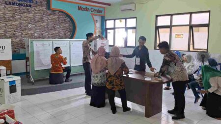 Inilah Hasil Hitung Suara di TPS Masing-masing Cabup Lamongan Foto BeritaJatim.com