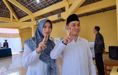 Pilkada Serentak 2024, Mubarok dan Khofifah-Emil Menang Telak di TPS Gus Barra Foto BeritaJatim.com