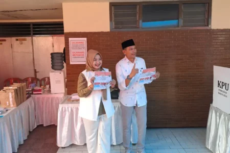 Cawali Malang Wahyu Hidayat Nyoblos Bareng Istri di TPS 20 Mojolangu, Yakin Menang Foto BeritaJatim.com