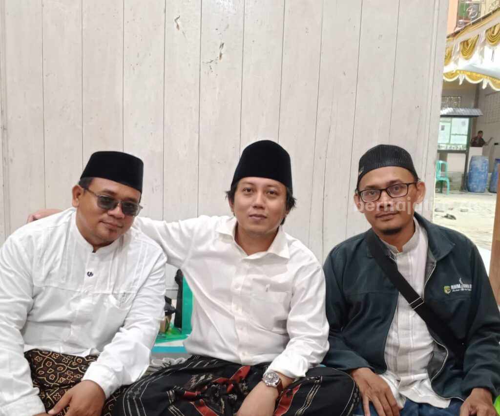 Ketua FK3I, Gus Maftuch (tengah)