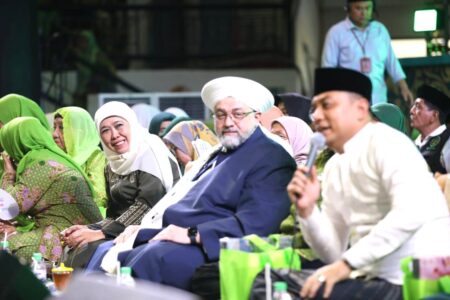 Khofifah dan Eri Kompak Hadiri Maulid Nabi Muhammad di Gelora Bung Tomo Khofifah dan Eri Kompak Bareng Hadiri Maulid Nabi Muhammad di GBT