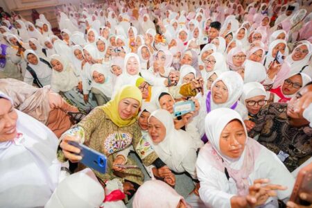Ribuan Kader Muslimat NU Siap Kawal Kemenangan Khofifah-Emil Foto BeritaJatim.com